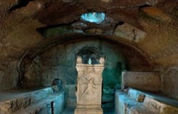 Mitreo San Clemente, http://www.basilicasanclemente.com/media/hr-tour/altar-of-mithras.jpg